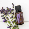 dōTERRA Lavendel (Lavender) etherische olie 15 ml met lavendelbloemen